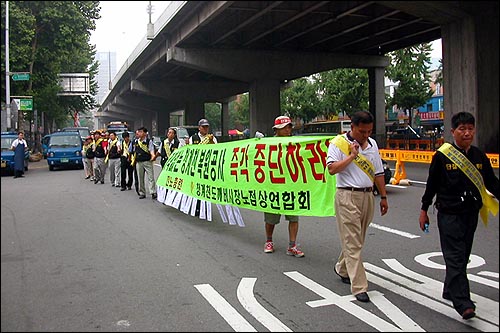 전국노점상총연합은 1일 오전 11시부터 청계1가부터 8가까지 행진을 벌이는 '인간띠잇기' 행사를 벌였다. 이날 이들은 "서울시는 복원 공사 기간 노점상인들에 대한 생계 대책을 마련하라"고 촉구했다. 